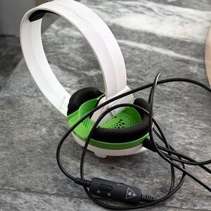 Turtle Beach White and Green Gaming Headset with Mic- Pre owned.